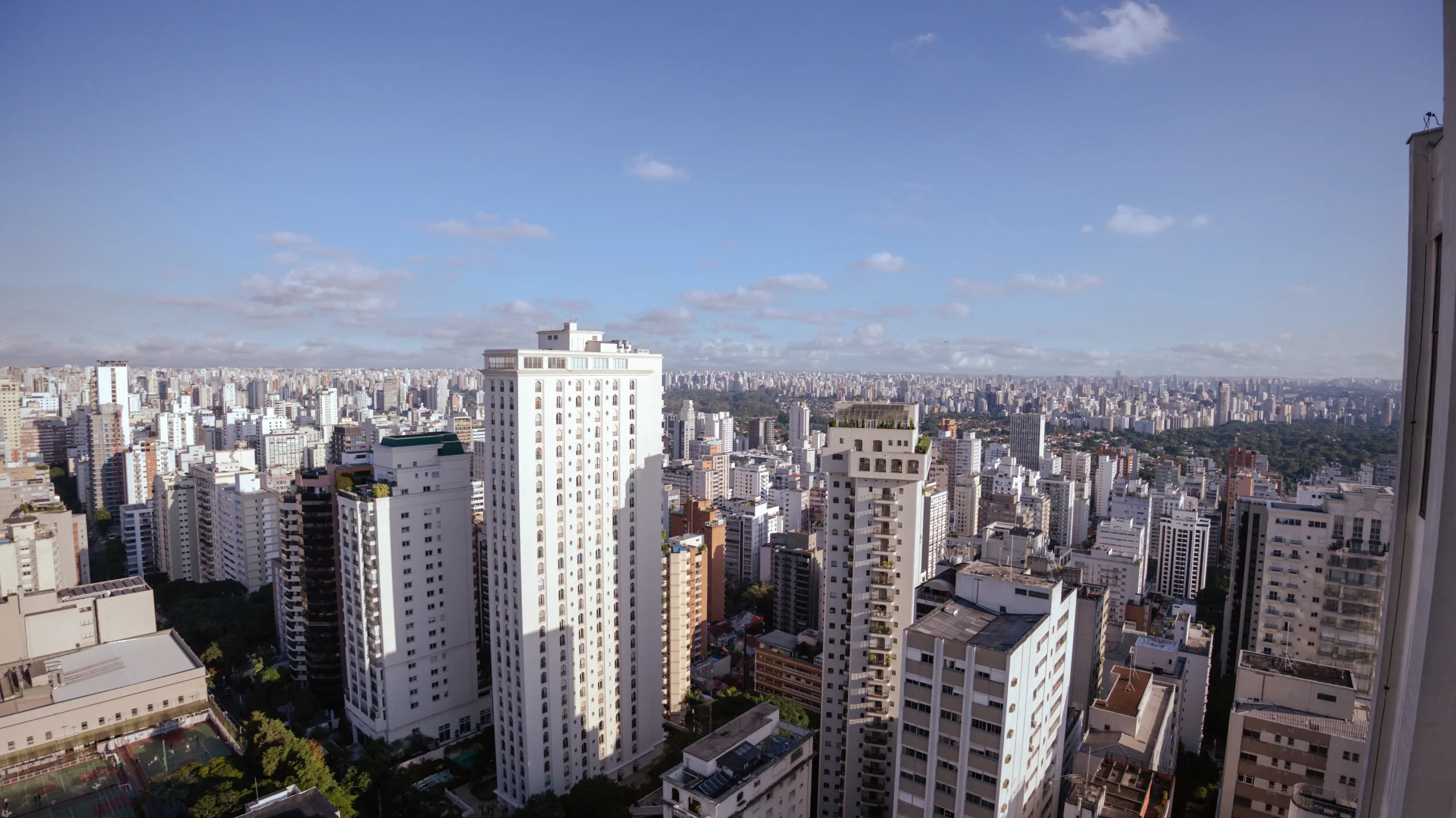 Panorâmica de São Paulo ao entardecer.