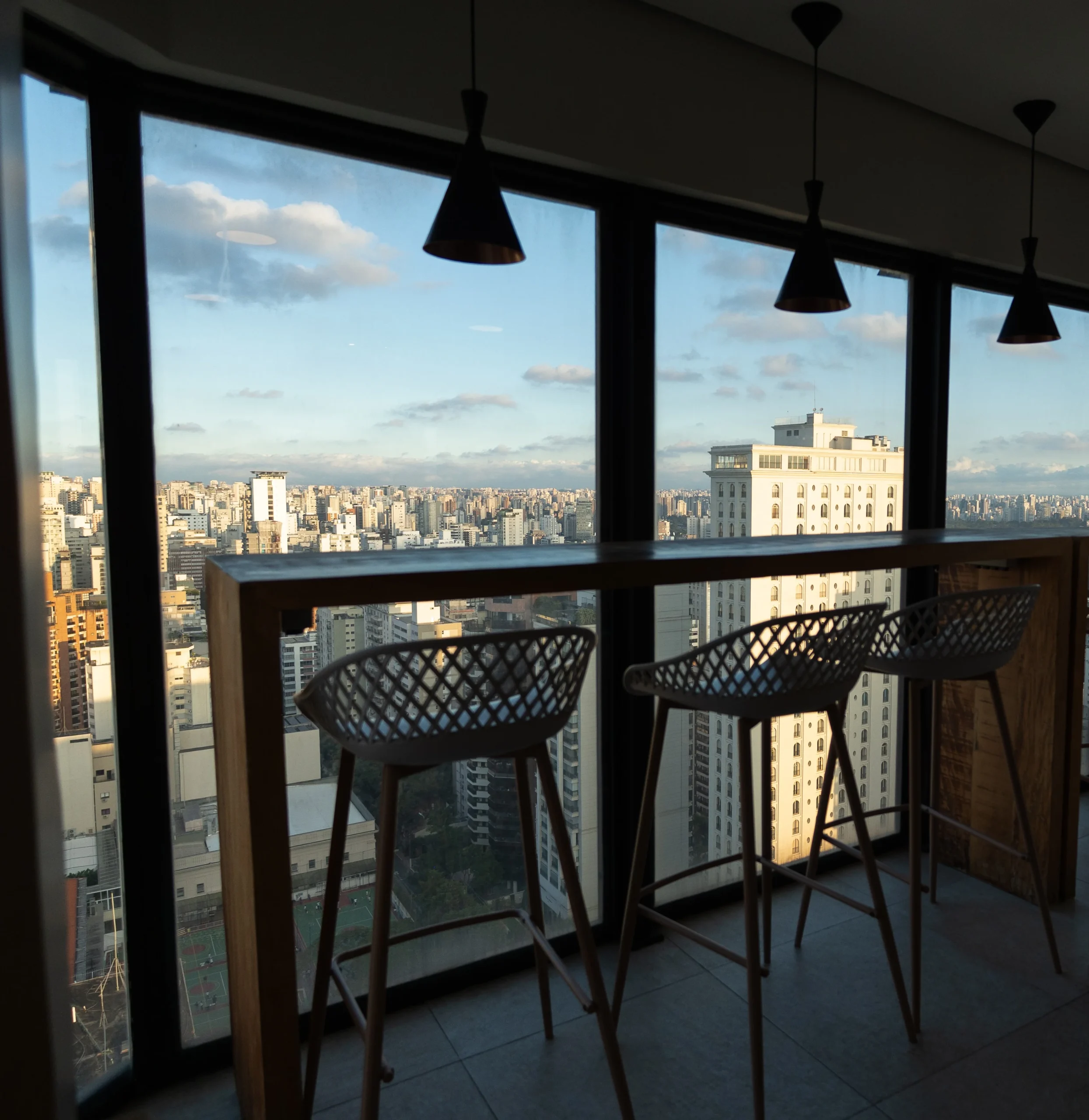 Interior de sala de reunião de luxo com vista para São Paulo.