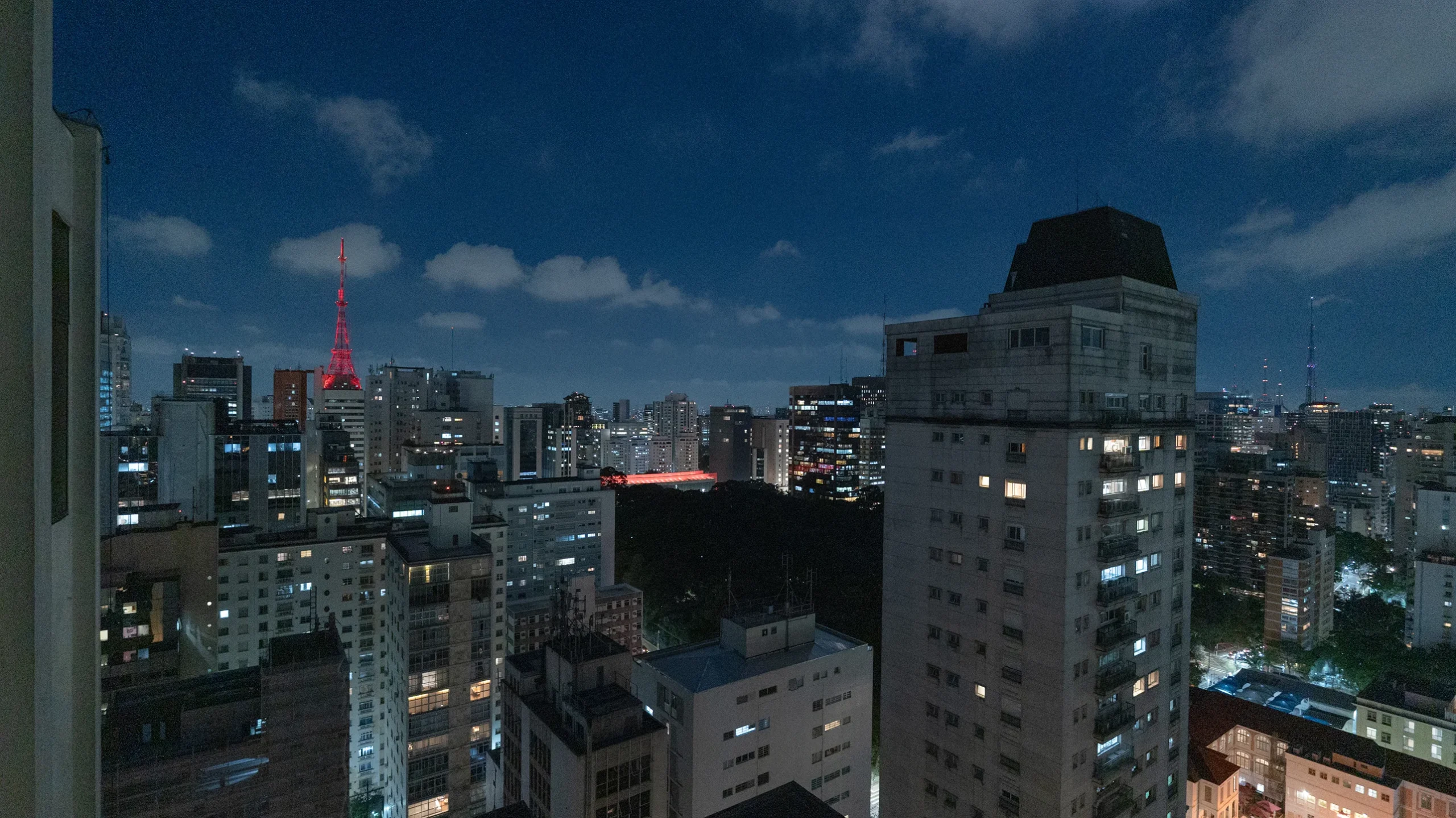 Fachada e entorno do Central Park Jardins nos Jardins, próximo à Avenida Paulista em São Paulo